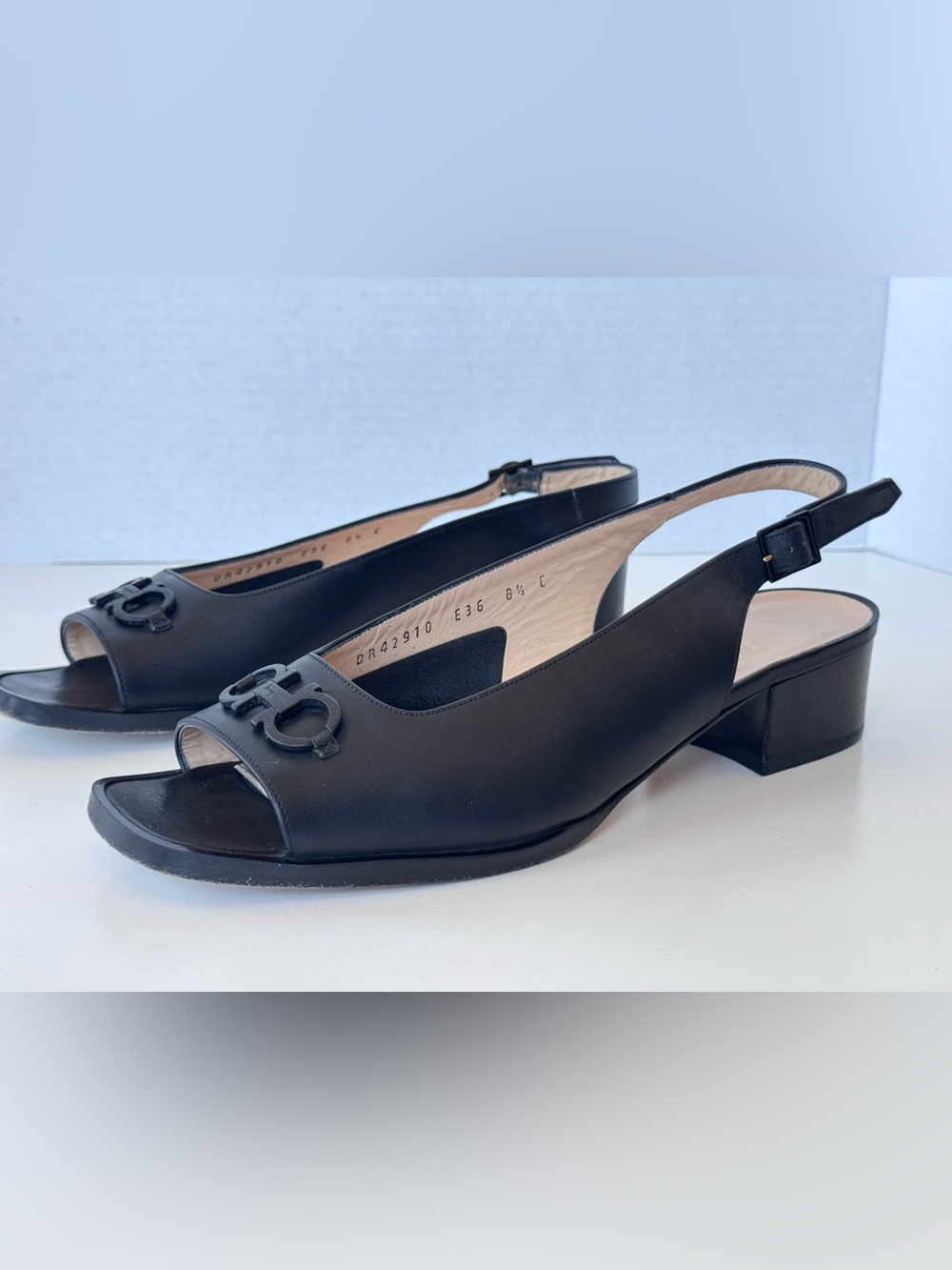 Salvatore Ferragamo Black Leather Slingback Low Heel Gancini Logo Shoes 8.5 - Picture 5 of 11